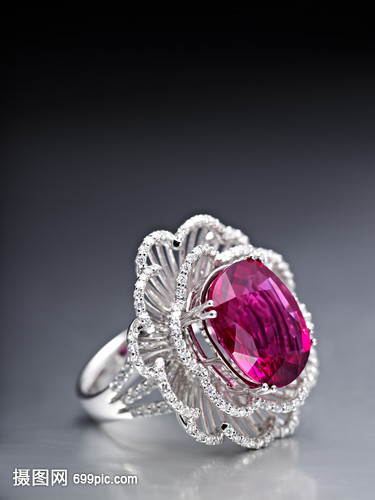 時(shí)尚與科技的融合 珠寶、電子與汽車(chē)零配件的靜物美學(xué)